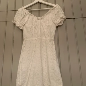 Studentklänning - Oanvänd klänning från Sabo Skirt. Storlek S men skulle nog säga att den sitter mer som xs. Säljer då den är för liten på mig som vanligtvis bär S. Nypris: $88. Lappen finns kvar och klänningen är slutsåld.