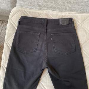 Tighta svarta Levis jeans storlek 28 längd 30. 