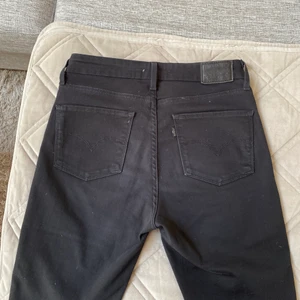 Svarta Levis jeans  - Tighta svarta Levis jeans storlek 28 längd 30. 