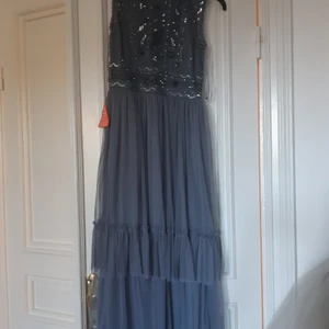 Festklänning/långklänning Frock&Frill - Säljer oanvänd långklänning från Frock &Frill i storlek 38.