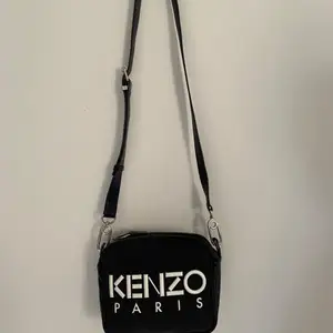 Jätte cool kenzo väska som passar till allt!💖⚡️ Kan ha med band eller utan! Kommer med en kenzo påse