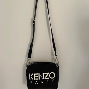Kenzo väska  - Jätte cool kenzo väska som passar till allt!💖⚡️ Kan ha med band eller utan! Kommer med en kenzo påse