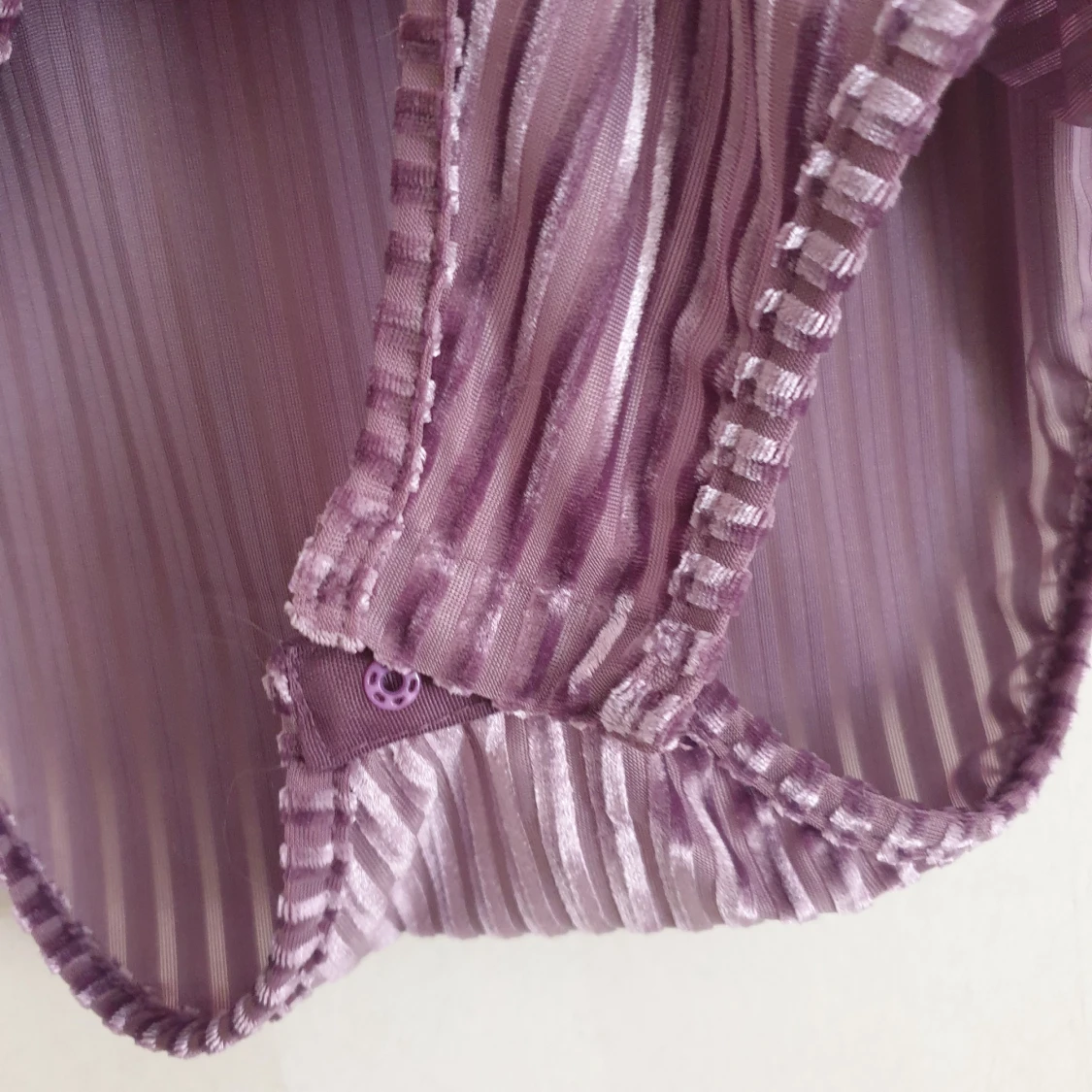 Semitransparent body with a clasp, size s - 90