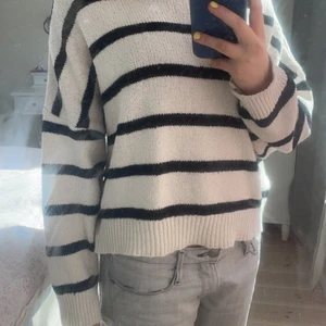 Stickad tröja  - Såå fin stickad tröja perfekt till alla tillfällen! Den är från pullandbear och säljer för att den inte kommer till så mycket användning längre💘💘💋