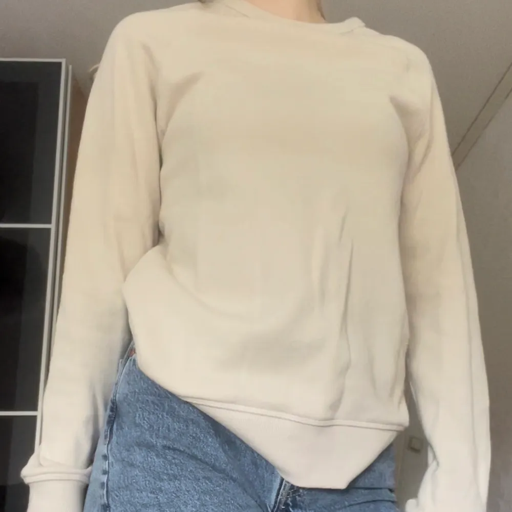 Beige sweatshirt från hm! Kolla även in min profil då paketpris finns och pris går alltid att diskutera!💕. Hoodies.