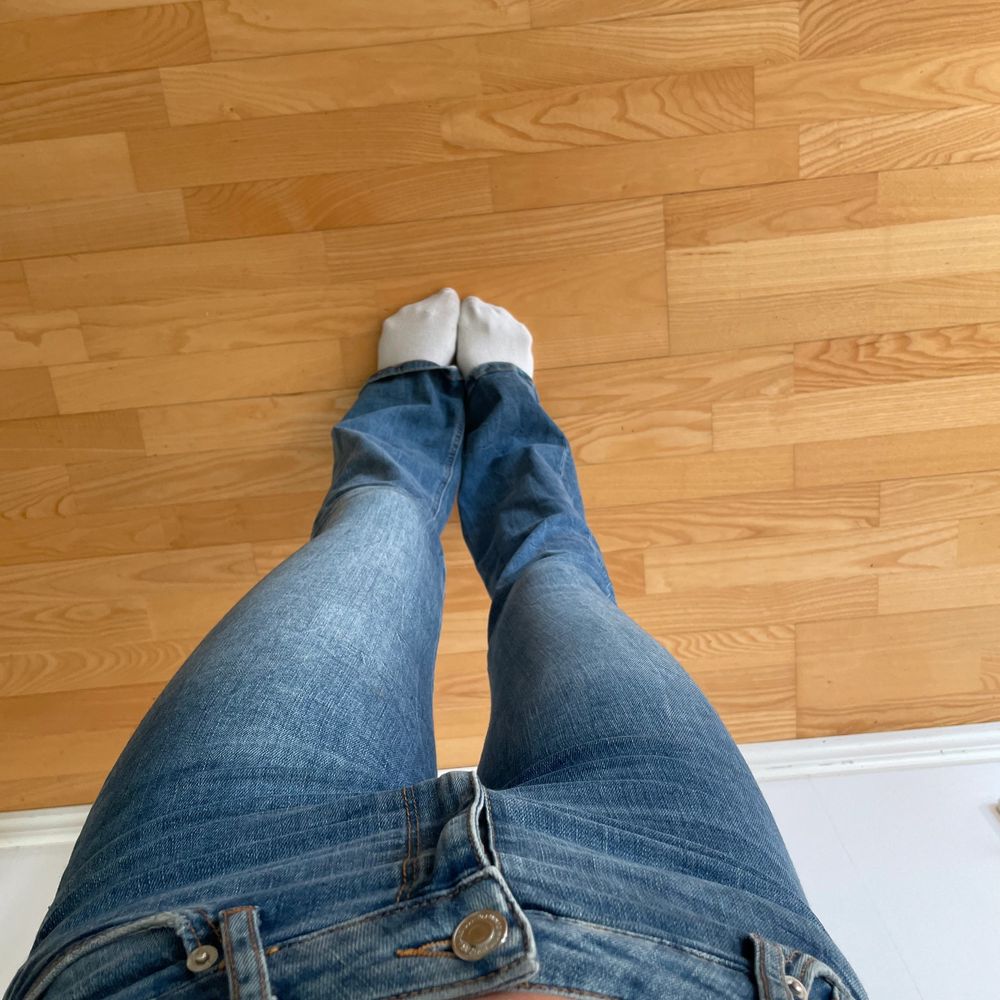 Säljer mina snygga zarajeans. Jättefint skick, dock lite slitningar vid hälarna. Jeansen är långa i benen på mig 173. Skriv för fler bilder, köparen står för frakten💗. Jeans & Byxor.