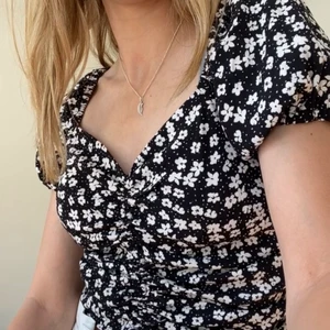 Blommig tröja  - En perfekt sommartopp med jättefint blommigt mönster! Kommer tyvärr inte till användning hos mig💖