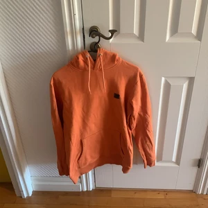 Les Deux Hoodie storlek S - Sitter som en vanlig S. Har använts ett antal gånger men fortfarande i bra skick. Köpte den för 999kr. Pris 175kr + frakt.