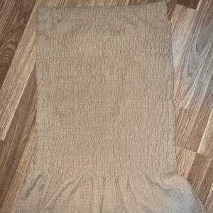 Beige kjol från Gina Tricot - Beige kjol från Gina Tricot i storlek M. Passar dock även XS, S och L eftersom materialet är stretchigt. Inga defekter eller liknande och pris går att diskuteras. 