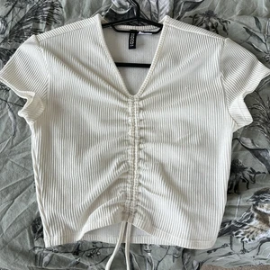 Vit T-shirt från hm  - Säljer denna vita T-shirt från hm då den inte riktigt är min stil längre 