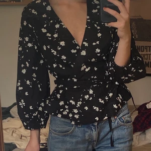 Wrap top  - Tröja man knyter runt midjan, så fin till sommaren från Carin Wester. Stroke 34 men passar större då man kan anpassa den själv ❤️❤️