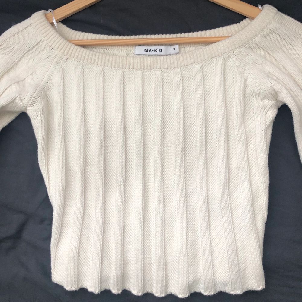 cropped off shoulder tröja i färgen äggvit, har använts men är fortfarande i bra skick . Tröjor & Koftor.