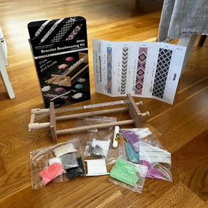 Bracelet Beadweaving Kit - Det här är ett armbands-kit från som är köpt från Panduro för ett par år sedan. Den fungerar som en vävstol som man väver in pärlor i för att göra olika mönster i armbanden. På Panduros hemsida kostar samma kit 499kr, men jag säljer för 250 kr eftersom den är öppnad. Jag har har inte blivit klar med ett armband än, så alla material som man fick med finns kvar. Jag har dock påbörjat ett armband som du får med när du köper (om du inte vill att jag plockar bort det). Möts i Stockholm eller fraktar✨