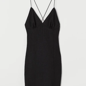 Söt klänning  - Säljer denna fina klänningen från hm som ärfin klänning från hm som är slutsåld, har tyvärr aldrig använt den❤️ är i stretchigt tyg, jag brukar ha xs och den passar men lite tajtare runt midjan! Köparen står för frakten😚