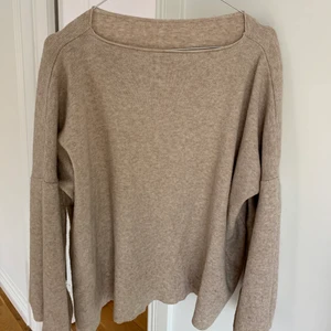 Beige Tröja - Säljer en beige myströja i skönt material. Perfekt till sommarkvällar🧸🧸🧸 Storleken är 34 fast den är oversized. Vet inte vilket märke den är ifrån men är säker på att det är Rabalder. Köparen står för frakt:)
