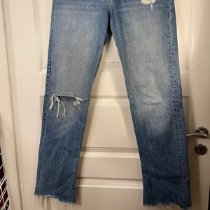Jeans  - Skit snygga jeans med öppning över knät. Från zara 💙 