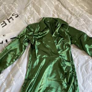 Helt ny klänning från Shein, mörkgrön i silkes