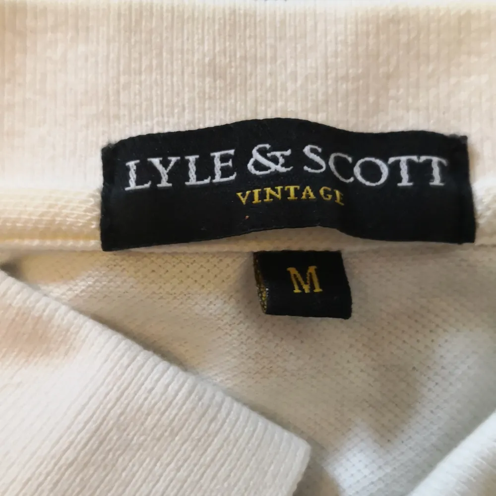 En vit Lyle & Scott Pike i bra skick. . T-shirts.