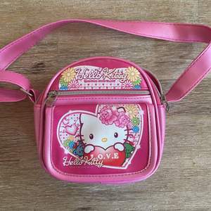 Fina väskor, Hello Kitty väskan funderar bra som en handväska, 50:-, Polly Pocket 40:- och Askungen ryggsäck 40:- + docka 💖