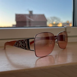 vintage solglasögon - ett par vintage solglasögon i rosa/aprikos som jag hittade hemma! så fina men inte så stabila (se bild nr 2). buda i kommentarerna om det behövs :)