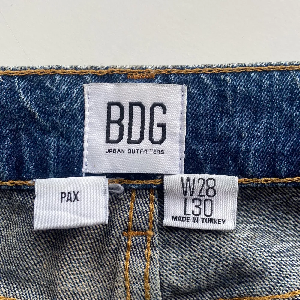 säljer dessa jeans från urban outfitters då de inte längre kommer till användning. stl 28 i midjan och 30 i längden, perfekt längd för mig som är 165. köpta för 800, säljer för 100+frakt. kan mötas upp i centrala stockholm. skriv till mig för fler bilder! 💕. Jeans & Byxor.