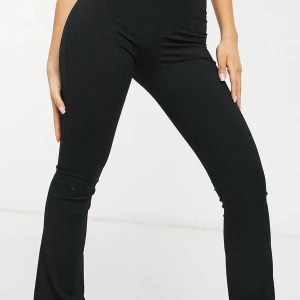 Topshop petite utsvängda byxor i ribbad - Topshop petit utsvängda byxor i ribbad material. Aldrig använd. Storlek 36. 