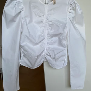 Vit draperad topp H&M trend - H&M Trend. Använd vid ett tillfälle.