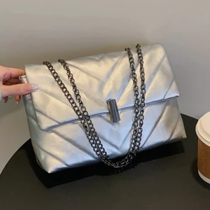 SILVER VÄSKA - Tvär snygg silvrig väska i ny skick!❤️‍🔥 Använd Max 5 gånger men känner ej att den är min stil så säljer💙🤍 Tveka inte att höra av dig om du har frågor eller vill se fler bilder!💙❤️