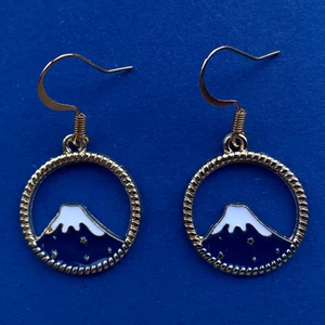 Fuji örhängen 🗻🗻 - Guldfärgade örhängen, nickelfria krokar och fri frakt. 💙