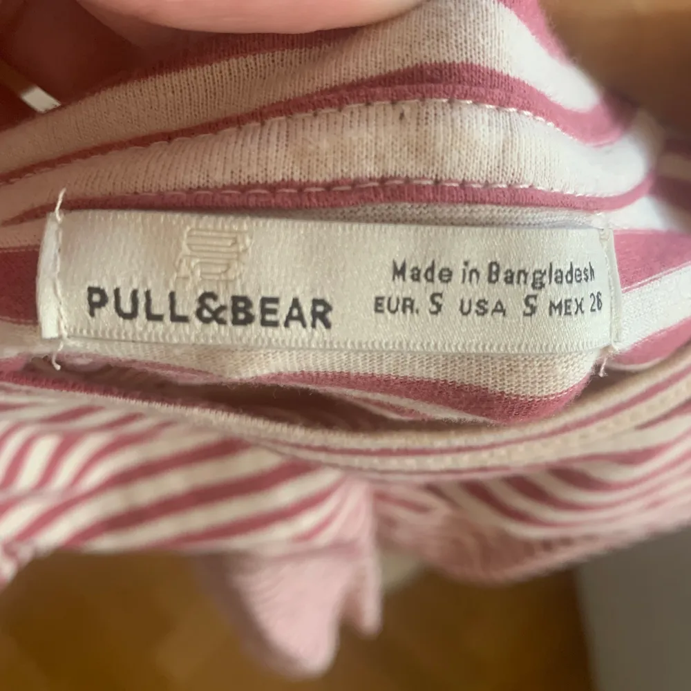 Säljer min randiga tröja från Pull&Bear!😍✨ Den är ganska populär, andvänt lite snålt. storlek S men liten i storleken så passar mindre.  Köpte den för 100kr. Säljer för 50kr🥰🤩✨😍. T-shirts.