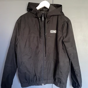 Vindjacka - Vindjacka med textdetaljer i fint skick, inte mycket använd. Säljes självklart nytvättad. 