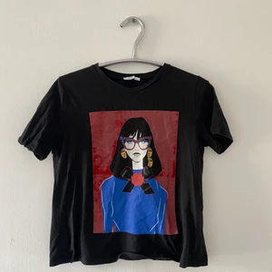 Tre tröjor med tryck  - Paketpris för tre tröjor med tryck, två första från zara, den sista är från BooHoo. Alla passar storlek S och M.   Alla för 100 eller 40kr/styck💖 Köparen står för frakten. 📦