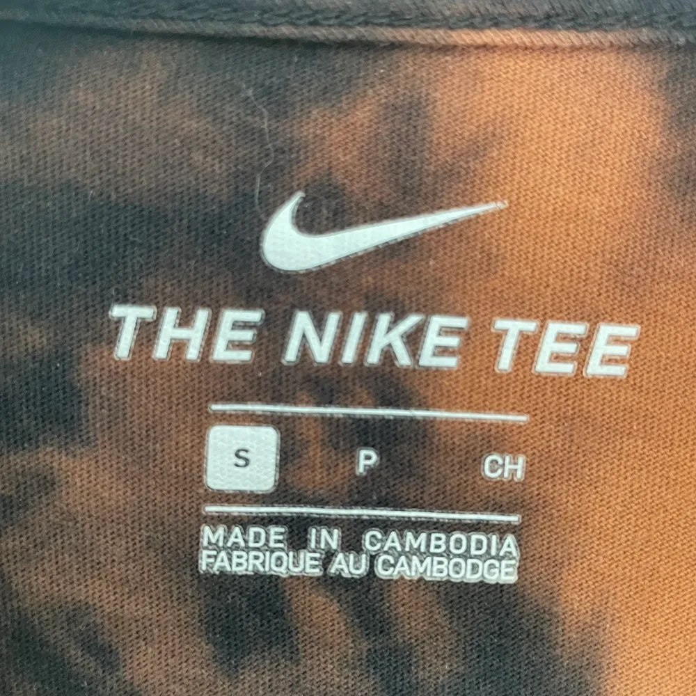 Svart Nike t-shirt med hemgjort tie dye mönster. storlek S. Gott skick utan stora tecken på användning.. T-shirts.