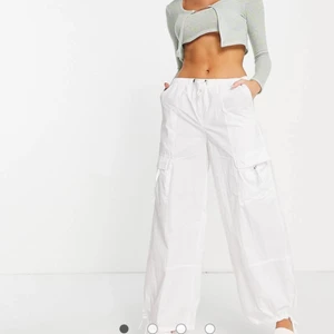 Vita lågmidjade byxor ifrån ASOS - Helt slutsålda omtalade lågmidjade byxor. Lånade bilder ifrån hemsidan. Helt nya med lappar! Har dom i storlek S till salu också. Kan skicka fler bilder. Bud sker privat:)