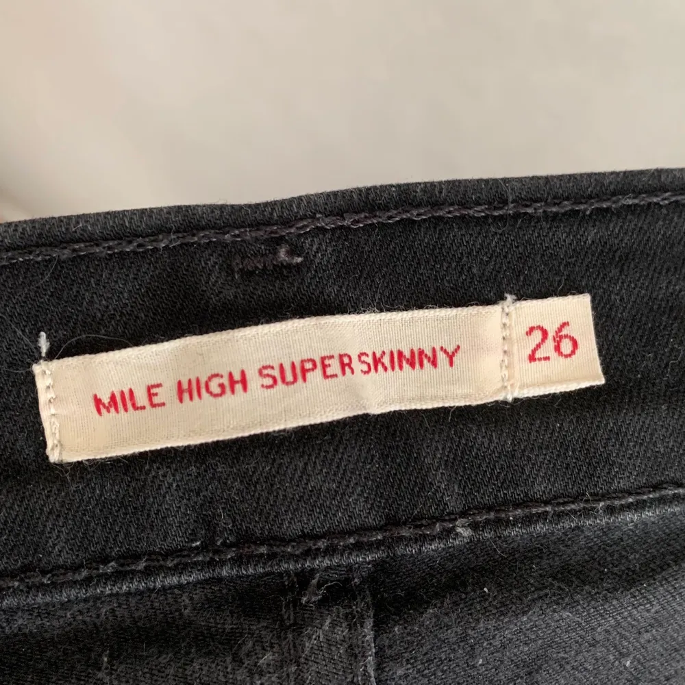 Ett par Levis skinney jeans som är högmidjade. Väldigt bra skicka och nypriset var 500kr men nu säljer jag de för 300kr🖤. Jeans & Byxor.