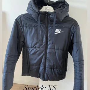 Nike jacka  - Nike jacka i bra skick, kan användas av båda sidor (se bild nr 2). Storlek xs 