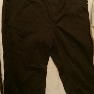 Jeggings halvlånga plussize  - Jeggings I trekvarts längd med fickor bak. Använd endast ett par gånger. Hela och rena.