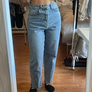 Jeans - Fina och sköna jeans som aldrig kommit till användning pga. för stora. Har du funderingar är det bara att höra av sig☺️