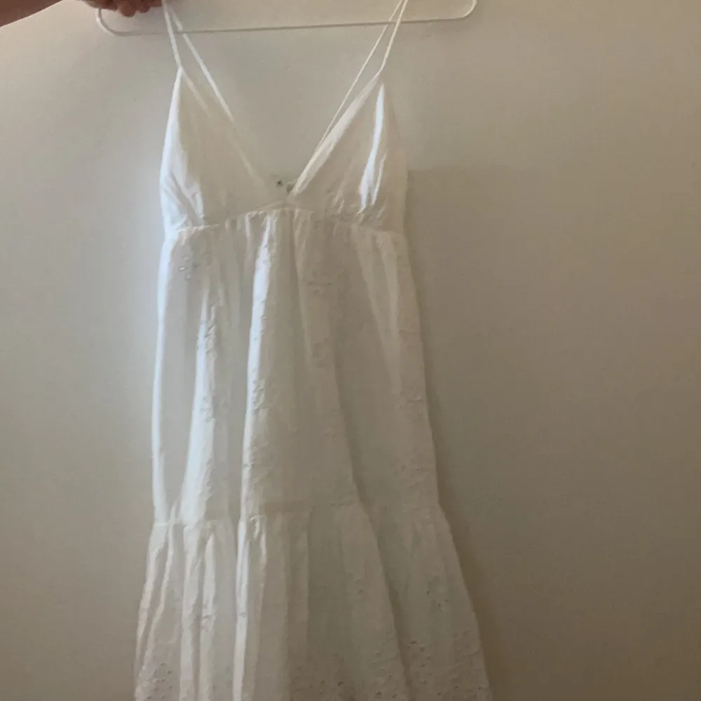 Jag säljer min vita klänning från Zara. Jag skulle ha den på skolavslutningen men hittade en annan som satt bättre på mig. Endast testad med lappen kvar. Köptes för 399 och säljer nu för 219kr. Frakten kostar 66kr. Mina bilder! . Klänningar.