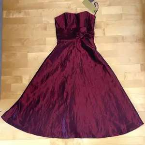 Vinröd balklänning 💕 Helt nytt aldrig använt 💕 Köpt för 600kr säljer för 300kr 💕