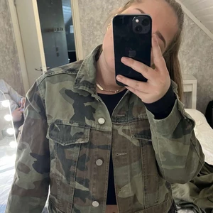 Jeansjacka - Hjälper min syster att sälja denna fina jeansjacka från Gina tricot! Den är i st M och sitter väldigt fint, Jackan är använd max 3 gånger och ser ut som ny, hör av er vid intresse❤️