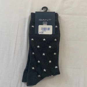 Gant strumpor One Size - Säljer nu mina fina oanvända Gant strumpor i storlek ONE SIZE då dem aldrig kommer till användning. Vid frågor eller intresse kontakta mig <3 Nypris är 9,90 Euro vilket ungefär är 100 kronor. Frakt tillkommer :)