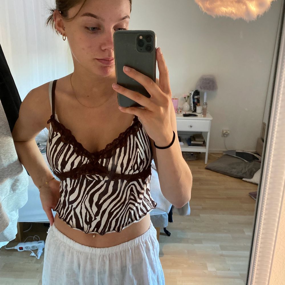 Ett vitt och brunt zebra linne från shein. Säljer då den aldrig kommer till användning. Den är aldrig använd💕 eftersom det är ett lätt föremål går det att skicka i kuvert, vilket gör det mycket billigare om det önskas . Toppar.