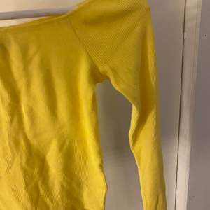 Ribbad gul offshoulder tröja från bikbok💛 sällan använts så väldigt fint skick! 80kr + 66kr frakt🤍