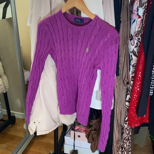 Polo - Det här är ett lila plagg som är långärmad jag har använt den 2-3 gånger 