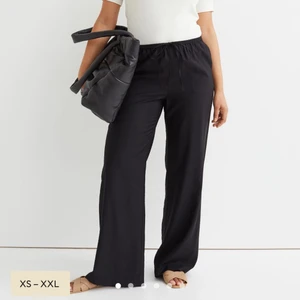 SVARTA SLUTSÅLDA SATIN BYXOR oanvända - Säljer dessa oanvända slutsålda byxor från h&m i svart, storlek S. Köpte två olika storlekar därför säljer jag, dom är inte ens upppackade. Enormt sköna till sommaren, inte genomskinliga! 🌸 skulle säga att de är lite mer som linnebyxor än satin.