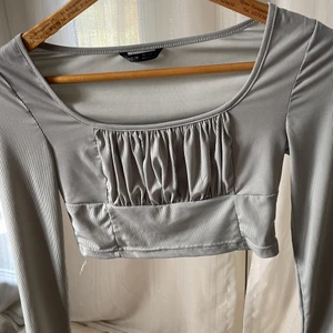 Blå långärmad tröja  - Säljer den här skit snygga grön blåa tröjan eftersom den aldrig används💗