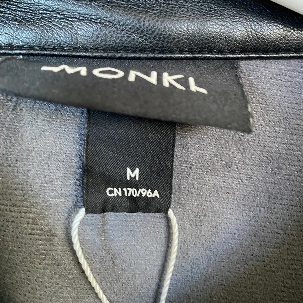 Skitsnygg läderjacka från monki som inte kommer till användning längre, passar perfekt till sommaren. Takit.