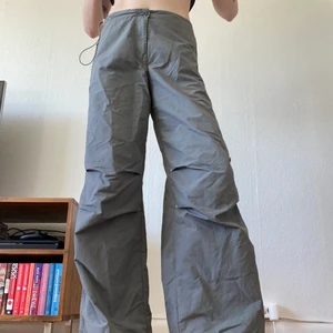 Diesel parachute byxor - Så feta Diesel parachute byxor i grön/grå! Jag är storlek 36 och de passar bra på mig, kan dras ihop i midjan så borde passa mindre storlekar också! Jag är 178 och de är lite korta på mig, därav säljer jag dem!