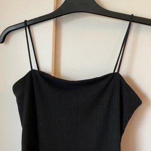 Svart enkel klänning - En vanlig enkel svart klänning, frakten är inräknat i priset✨